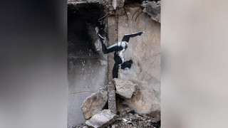 Banksy bekennt sich zu Werk in der Ukraine: Handstand auf Trümmern