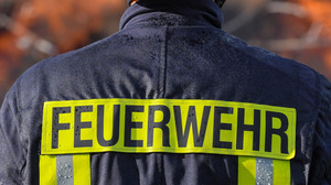 Biebesheim: Defekter Traktor setzt Feld in Brand