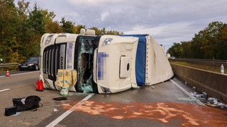 Fahrer schwer verletzt: Getränkelaster stürzt auf A7 bei Großenmoor um