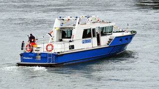 Güterschiffe stoßen auf Rhein zusammen