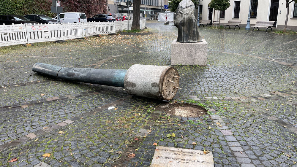 Lastwagen fährt Bischofssäule in Mainz um