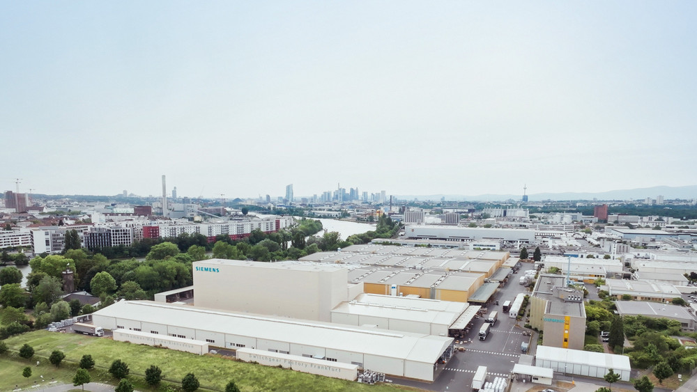 Ein Blick auf das Schaltanlagenwerk vom Technologiekonzern Siemens in Frankfurt-Fechenheim.