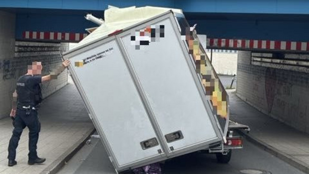Ein Transporter ist in Offenbach unter einer Brücke stecken geblieben. 