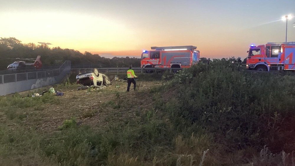 Das Auto schleuderte aus der Kurve und landete auf dem Dach. 