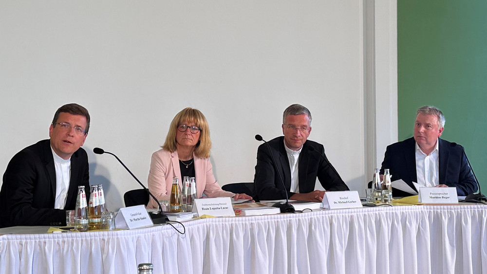 Der Bischof des Bistums Fulda, Dr. Michael Gerber (zweiter von rechts) hat zusammen mit Generalvikar Dr. Martin Stanke (ganz links), der Leiterin des Fachbereichs Personal im Bistum Fulda, Beate Lopatta-Lazar und Pressesprecher Matthias Reger die Konsequenzen, die das Bistum aus dem Bericht über sexualisierte Gewalt zieht, vorgestellt. 