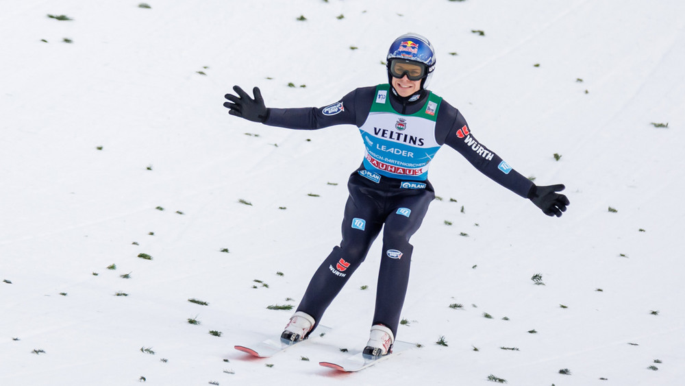 Andreas Wellinger springt bei der Quali der Vierschanzentournee für das Neujahrsspringen in Garmisch-Partenkirchen auf den zweiten Platz.