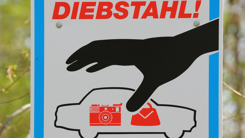 Mit Aufklebern warnt die Polizei in manchen Städten