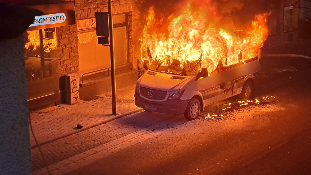 Der Transporter brennt lichterloh: Polizei und Feuerwehr waren in der Rathausstraße in Elz im Einsatz.