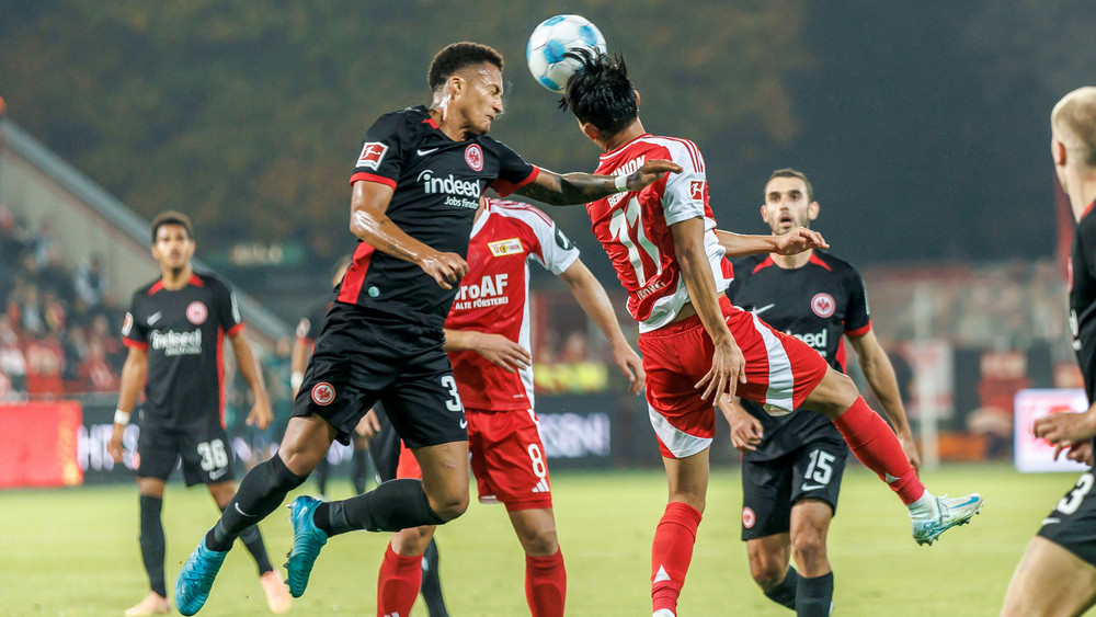 Für die Frankfurter Eintracht um Tuta (l.) reicht es bei Union Berlin nur zu einem glücklichen Unentschieden.