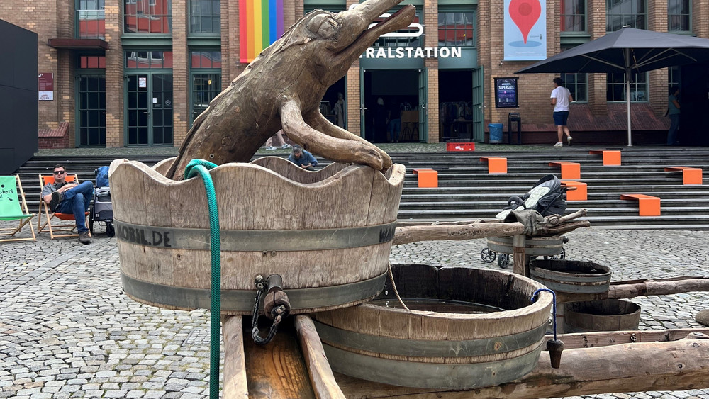 In den Sommerferien gibt es in Darmstadt ein neues Angebot für Familien mit kleinen Kindern: der etwas andere und mobile Wasserspielplatz in der Innenstadt.