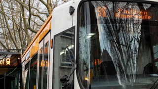 Unfall in Mainz: Linienbus touchiert Straßenbahn am Hauptbahnhof