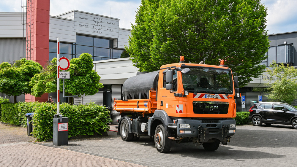 Das Wasser wurde in Tankfahrzeuge gepumpt, die dann zum Gießen ausgerückt sind. 