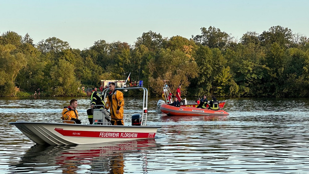 Mit Booten verschiedener Feuerwehren suchen die Retter nach dem Vermissten.