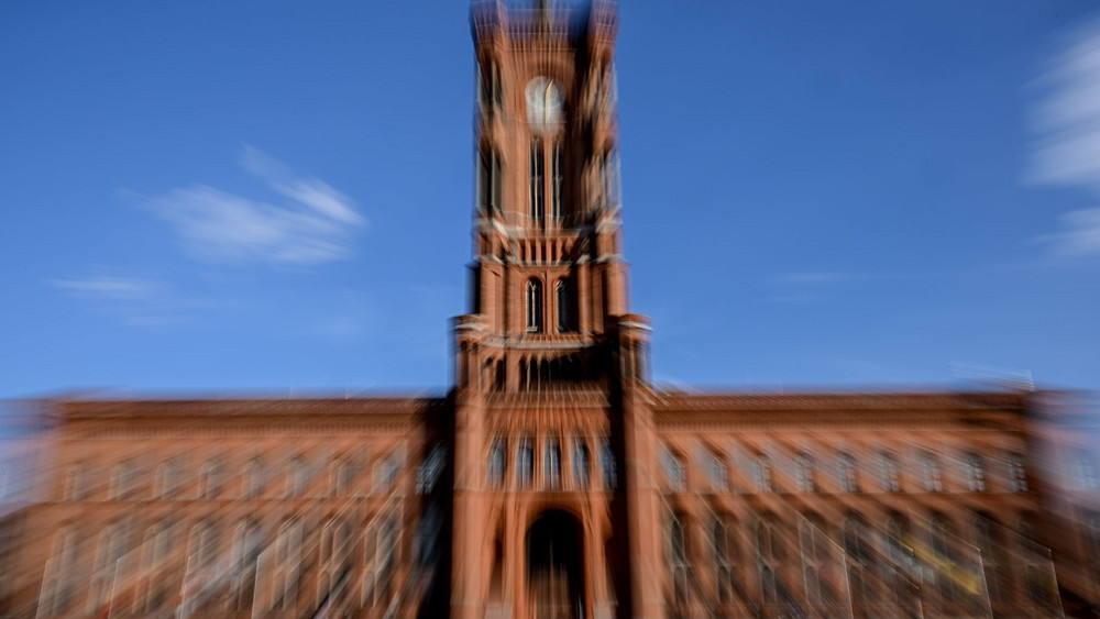 In das Rote Rathaus in Berlin könnte nach erfolgreichen Koalitionsverhandlungen erstmals die Linke mit ihrer Spitzenkandidatin Elif Eralp einziehen. (Symbolbild)