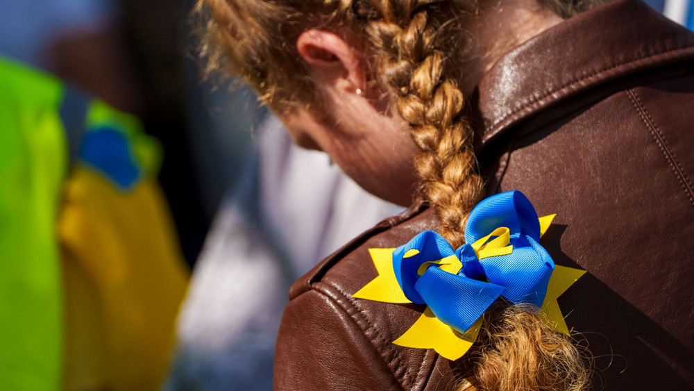 Die Farben der ukrainischen Flagge sind auch in den Haaren von Demonstrantinnen zu sehen gewesen.