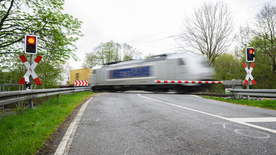Bahnschranke von Baustelle in Hungen geklaut