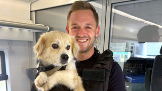 Vierbeiner sorgt für Aufregung: Hund steigt allein in Zug