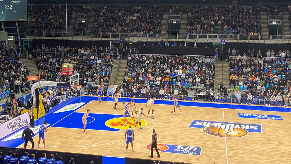 Ausverkaufte Halle zum Highlight-Spiel der Frankfurt Skyliners gegen Bayern München.
