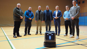 Fast wie R2D2: Roboter putzt Sporthalle in Schlüchtern