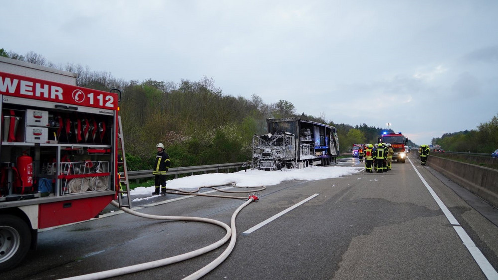 Einsatz für die Feuerwehr auf der A44 bei Diemelstadt: Ein LKW hatte gebrannt.