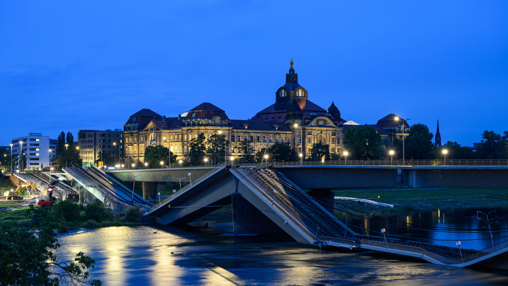 Mit Baggern werden weitere Teile der eingestürzten Carolabrücke in Dresden abgerissen.