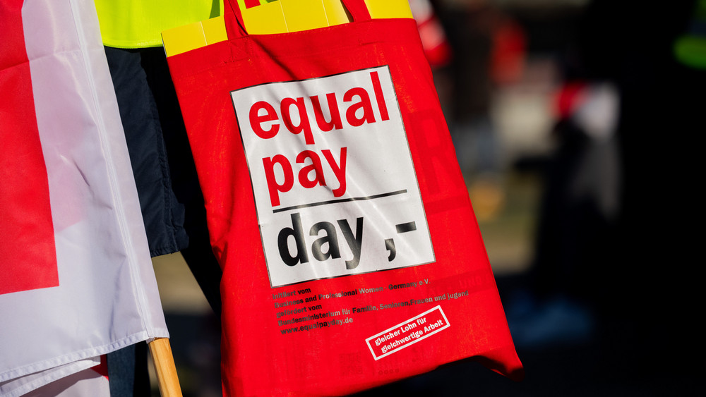 Der Equal Pay Day steht symbolisch für den Tag, bis zu dem Frauen quasi umsonst arbeiten, während Männer schon ab dem 1. Januar für ihre Arbeit bezahlt werden (Symbolbild). 