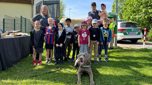 Zollhund Nabou besucht den Kindergarten Sonnenschein in Pohl-Göns