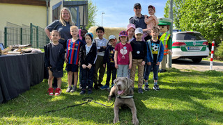 Zollhund Nabou besucht den Kindergarten Sonnenschein in Pohl-Göns