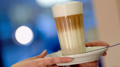Mann verklagt Bäckerei wegen Latte Macchiato-Glas