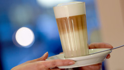 Mann verklagt Bäckerei wegen Latte Macchiato-Glas
