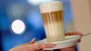 Mann verklagt Bäckerei wegen Latte Macchiato-Glas