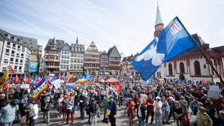 Ostermärsche in Hessen: Hunderte demonstrieren für Frieden