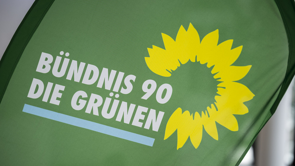 Das Logo der Partei Bündnis 90/Die Grünen steht auf einer Fahne