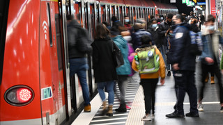 Boom beim RMV: Mehr als 300.000 9-Euro-Tickets verkauft