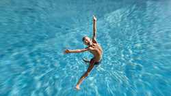 Unbekannter spendiert Freibad-Eintritt