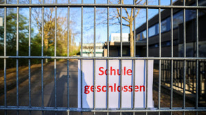 Schulschließungen: Verfasser rechter Drohschreiben gesucht