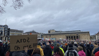 Tausende auf der Straße: Demos gegen rechts in ganz Hessen