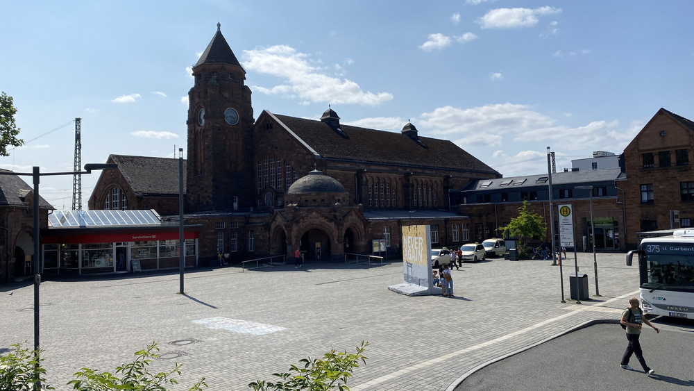 Blick auf den Gießener Bahnhof mit dem Bahnhofsgebäude