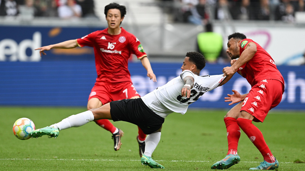 Tuta von der Eintracht im Duell mit den Mainzern Onisiwo und Lee. Das letzte Duell konnte die Eintracht am 32. Spieltag der letzten Saison mit 3:0 für sich entscheiden.