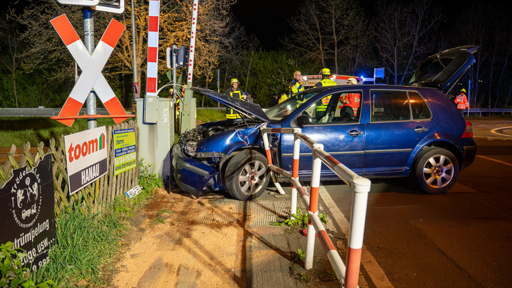 Rote Ampel ignoriert: Unfall am Bahnübergang