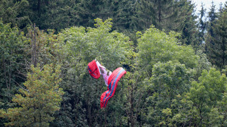 Notlandung an der Wasserkuppe: Gleitschirmflieger landet in Baumkrone