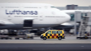 Flughafen Frankfurt: Lufthansa-Flugzeug liegt auf dem Bauch