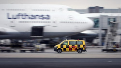 Flughafen Frankfurt: Lufthansa-Flugzeug liegt auf dem Bauch