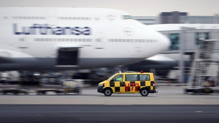 Flughafen Frankfurt: Lufthansa-Flugzeug liegt auf dem Bauch