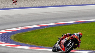 Red Bull Drone 1 verfolgt Jonas Folger auf MotoGP-Bike