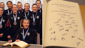 Eintrag ins Goldene Buch: Handballerinnen in Dortmund geehrt
