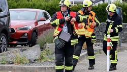 Helfer auf Gleisen: Gefahrgut tritt aus