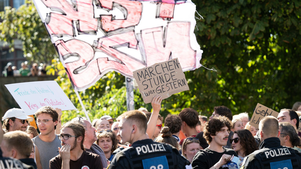 "Reichsbürger"-Treffen in Darmstadt - Gegendemo