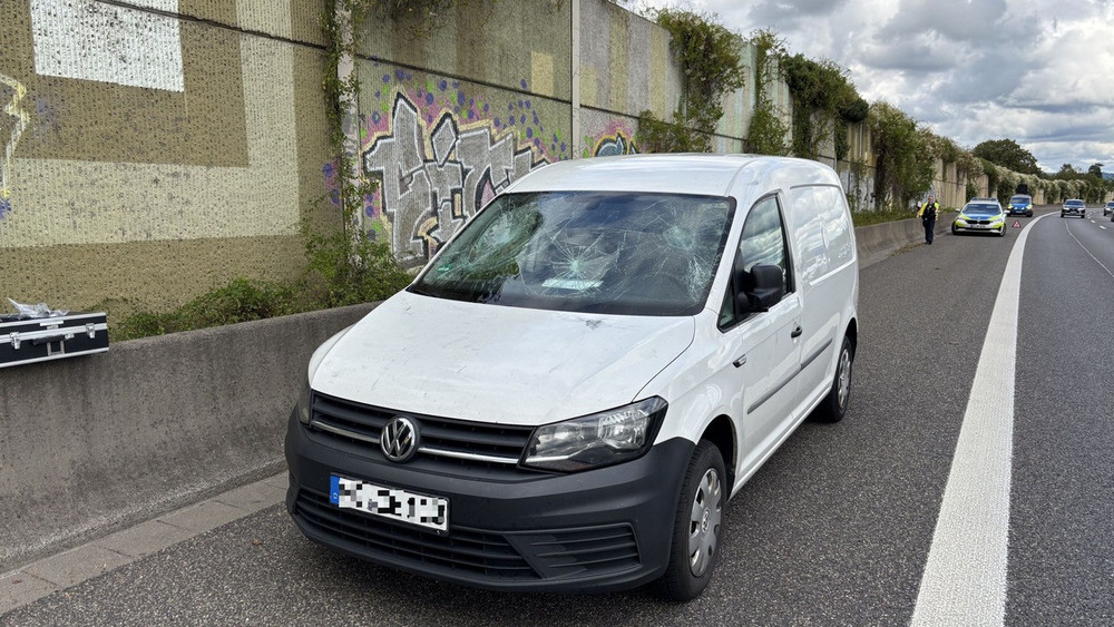 Der beschädigte Wagen des 30-Jährigen nach der Attacke. 
