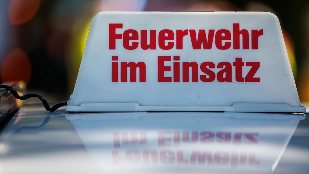 In Flieden hat ein Autofahrer einfach eine Feuerwehr-Absperrung ignoriert und einen Mann verletzt (Symbolbild). 